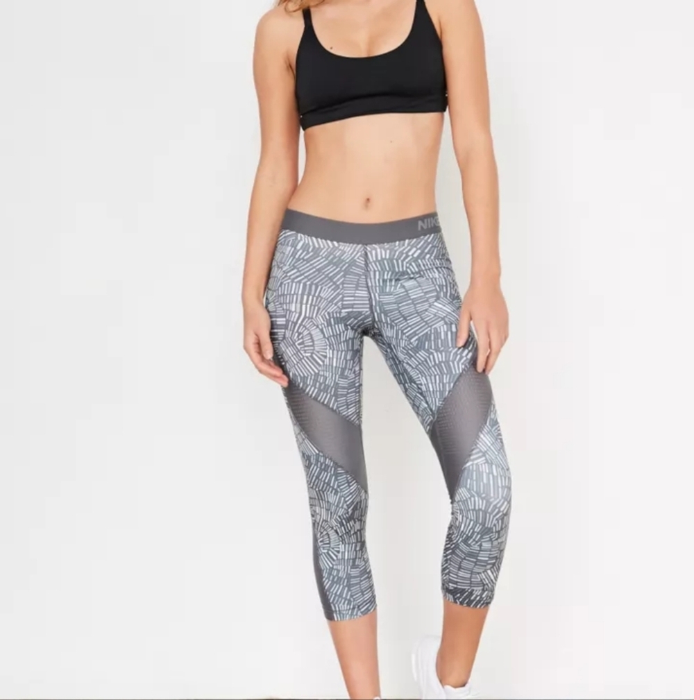 NIKE hyper cool Capri athletic leggings XS